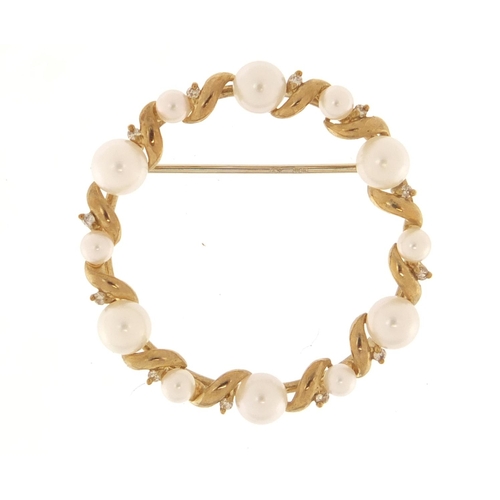 3927 - 9ct gold pearl and diamond wreath brooch, 3cm in diameter, 4.9g