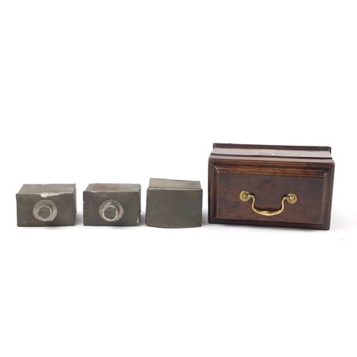 3442 - Georgian mahogany tea caddy with brass fittings and tin liners, 15cm H x 25.5cm W x 15cm D