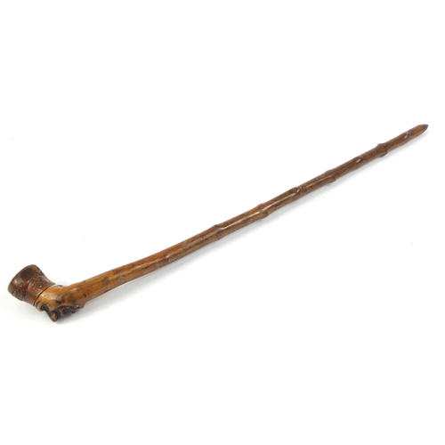 3446 - Folk Art naturalistic walking stick with carved figural pommel, 96cm in length