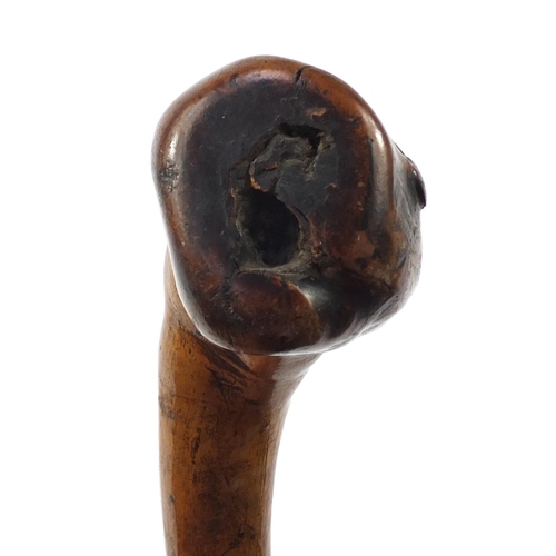 3446 - Folk Art naturalistic walking stick with carved figural pommel, 96cm in length