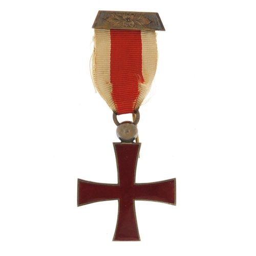 3897 - Masonic silver and red enamel Knights Templar cross by Kenning & Son of London, 4.7cm high