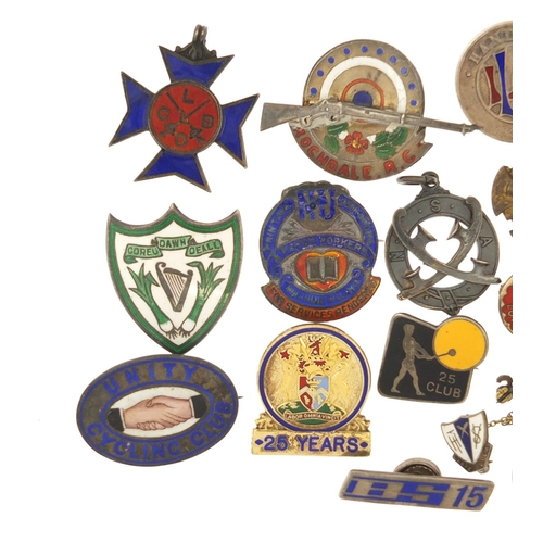 3705 - Eighteen silver brooches, jewels and lapels, fourteen with enamel including Rochdale Football club, ... 