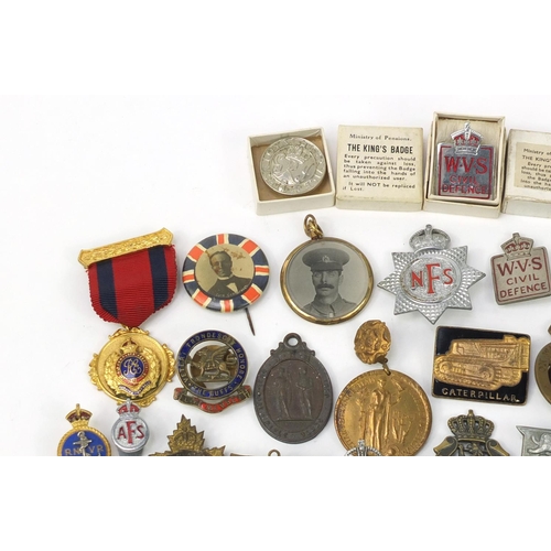 3709 - British military World War I badges, lapels and medallions including Women's Land Army, Royal Observ... 