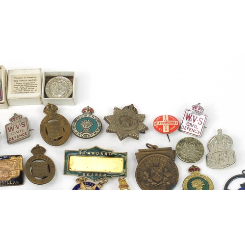 3709 - British military World War I badges, lapels and medallions including Women's Land Army, Royal Observ... 