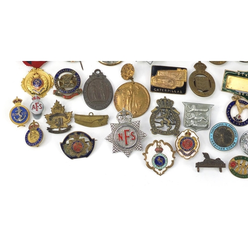 3709 - British military World War I badges, lapels and medallions including Women's Land Army, Royal Observ... 