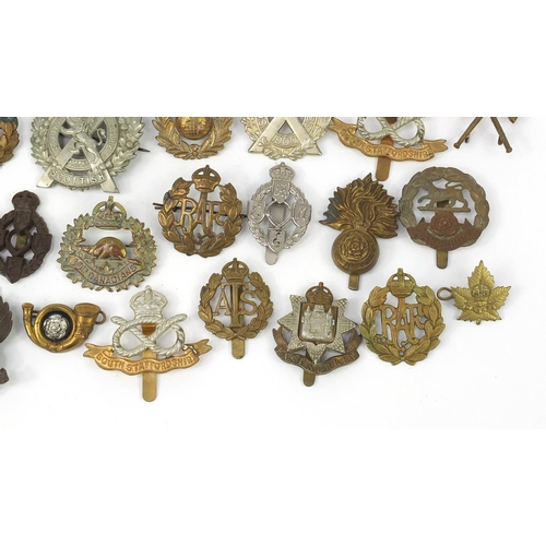 3118 - British military World War I cap badges including Australian Commonwealth Military Forces, Royal Air... 