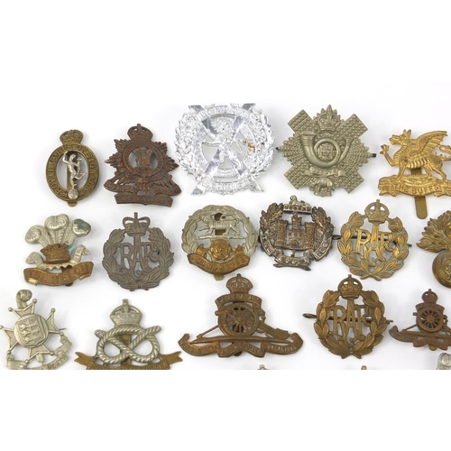 3197 - British military World War I cap badges including Essex Regiment, Royal Air Force, Hampshire, The Ro... 