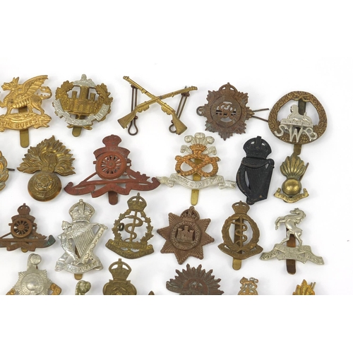 3197 - British military World War I cap badges including Essex Regiment, Royal Air Force, Hampshire, The Ro... 