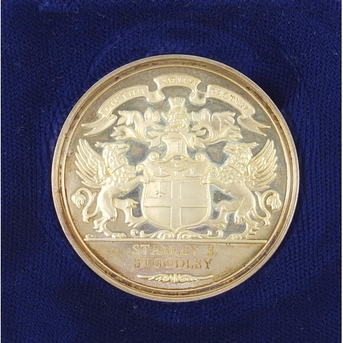 3312 - Stock Exchange 1972 silver medallion by John Pinches with case, 4.5cm in diameter, 39.3g