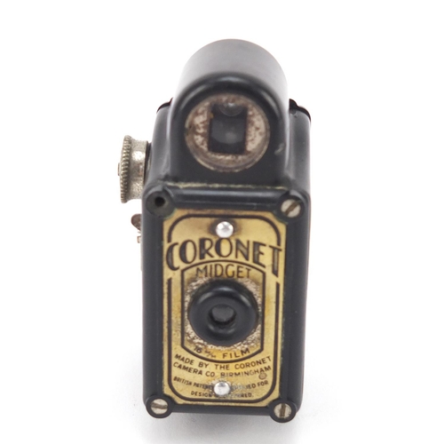 3893 - Coronet Bakelite Midget camera, 6.5cm high