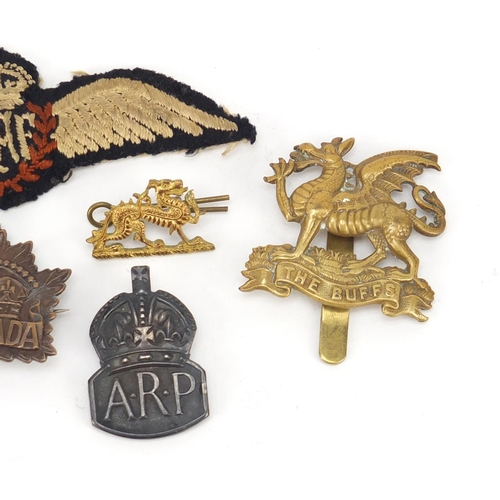 3416 - British and German militaria including RAF cloth patch, silver ARP lapel and the Buffs cap badge