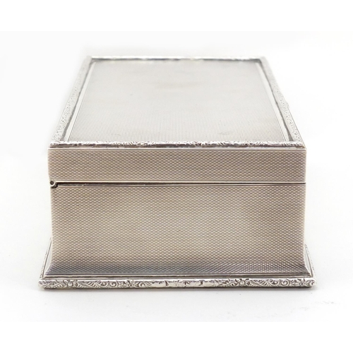 3229 - George V rectangular silver cigar box with hinged lid and engine turned decoration, by Adie Brothers... 