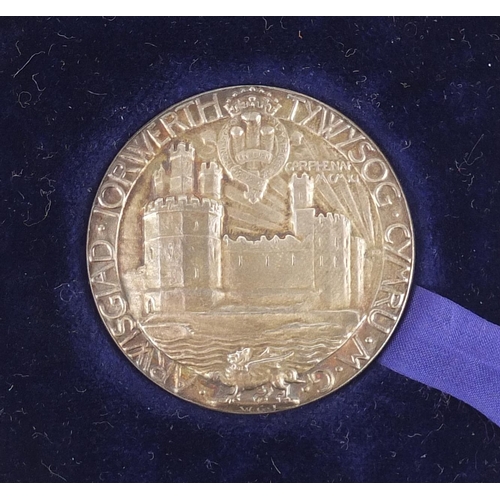 3313 - George V investiture of Prince of Wales silver medallion with velvet and silk lined fitted tooled le... 