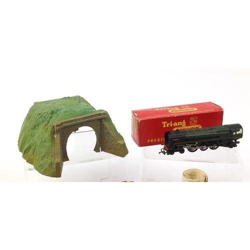 4117 - Tri-ang 00 gauge model railway, some with boxes, and a selection of die cast vehicles