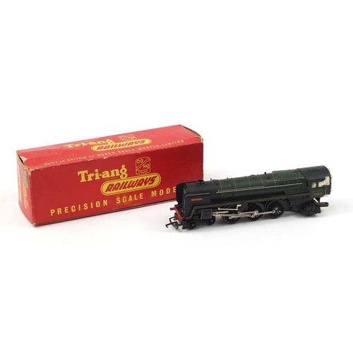 4117 - Tri-ang 00 gauge model railway, some with boxes, and a selection of die cast vehicles