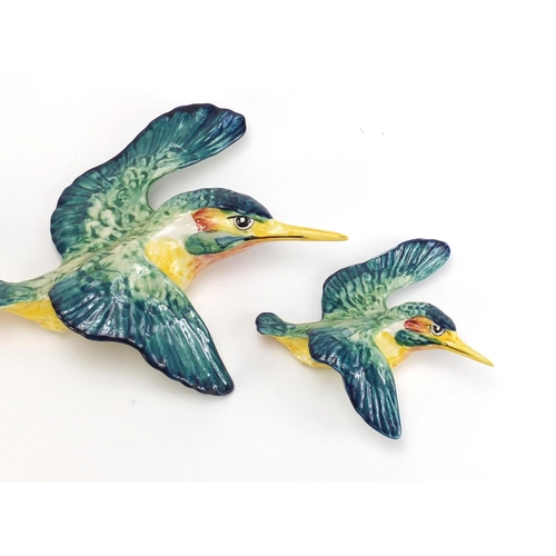 188 - Graduated set of three Beswick kingfisher wall plaques, the largest 19.5 cm wide