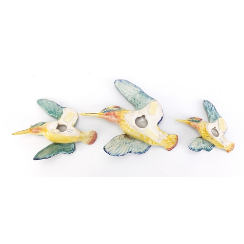188 - Graduated set of three Beswick kingfisher wall plaques, the largest 19.5 cm wide