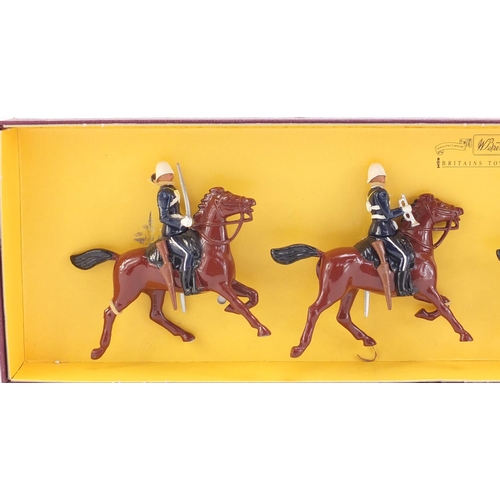 1453 - Britains Duke of Cambridge's Own 17th Lancers soldiers with box