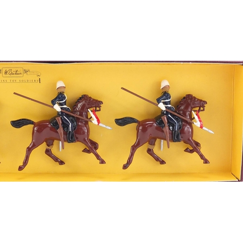 1453 - Britains Duke of Cambridge's Own 17th Lancers soldiers with box