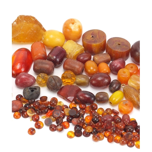 1302 - Amber coloured jewellery predominantly loose beads