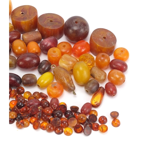 1302 - Amber coloured jewellery predominantly loose beads