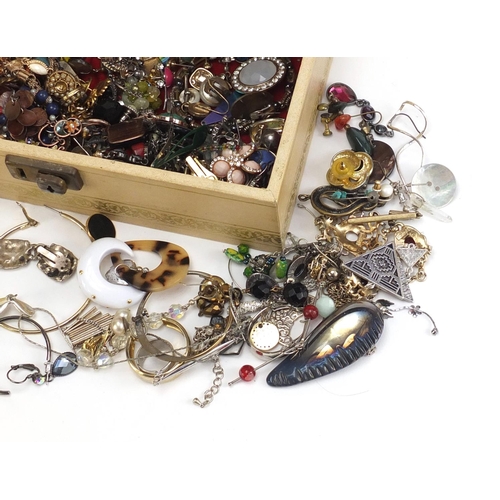 1477 - Vintage and later costume jewellery housed in a jewellery box, including jadeite necklace and earrin... 