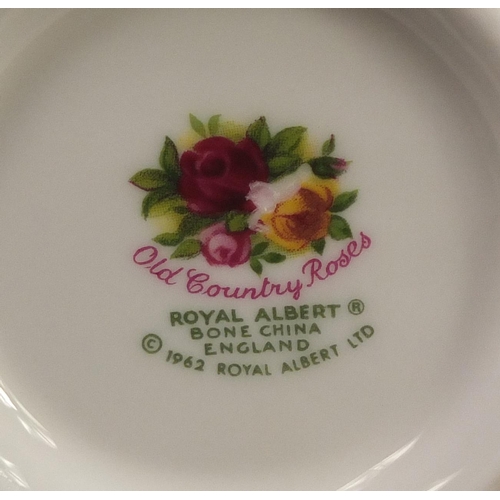 861 - Royal Albert Old Country Roses dinner and teaware including cups and saucers