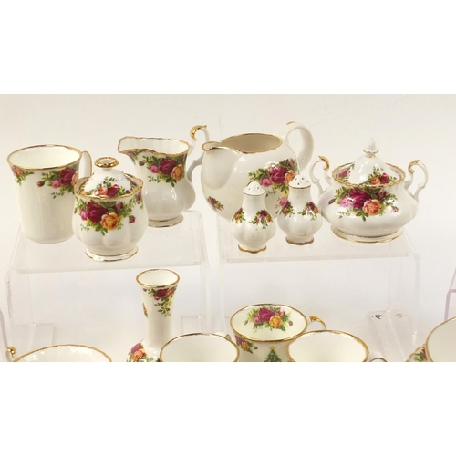 861 - Royal Albert Old Country Roses dinner and teaware including cups and saucers