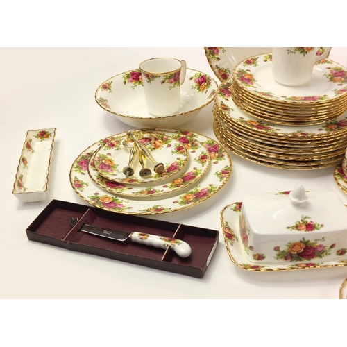 861 - Royal Albert Old Country Roses dinner and teaware including cups and saucers