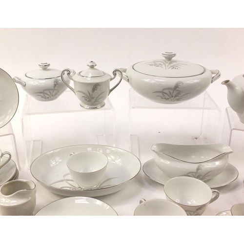 1513 - Japanese Sone china dinnerware including coffee pot, teapot and plates