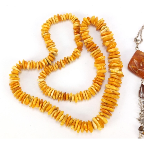 1469 - White metal and amber coloured jewellery including a pendant on chain