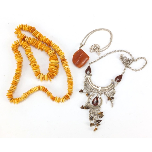 1469 - White metal and amber coloured jewellery including a pendant on chain