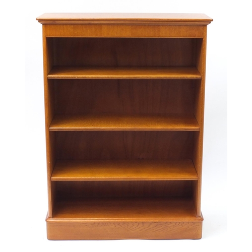 1586 - Oak open bookcase with four adjustable shelves, 118.5cm H x 86.5cm W x 32.5cm D