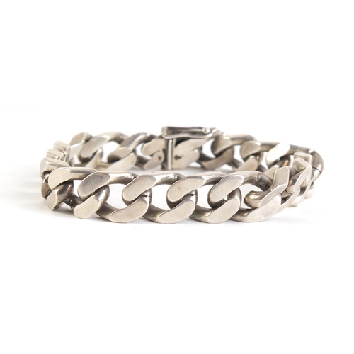 439 - Heavy gentleman's silver curb link bracelet, 21cm in length, 71.8g