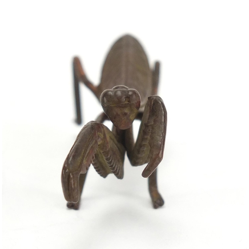 747 - Japanese patinated bronze praying mantis, 7.5cm in length