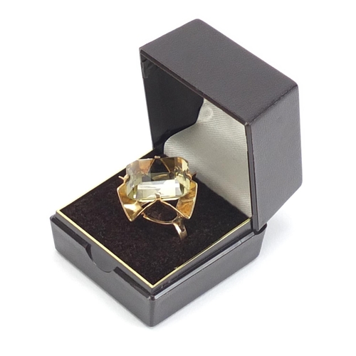 1305 - Large 9ct gold citrine ring, size O, 8.6g