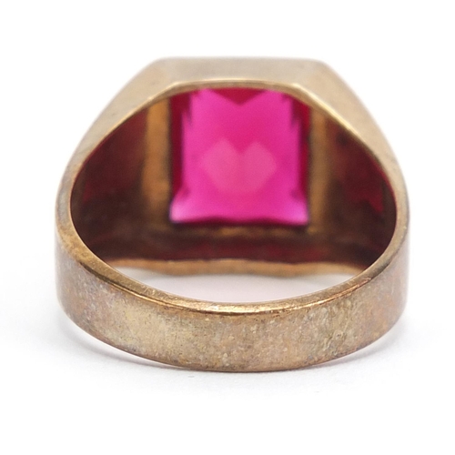 1260 - Large 10ct gold ruby ring, size V, 7.7g