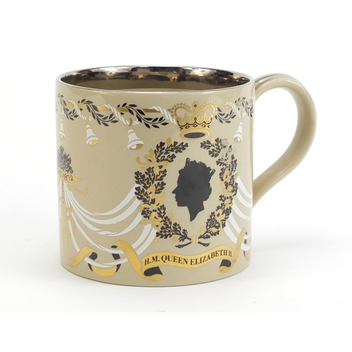 425 - Wedgwood mug commemorating HM Queen Elizabeth II 25th wedding anniversary, designed by Richard Guyat... 