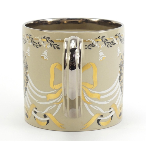 425 - Wedgwood mug commemorating HM Queen Elizabeth II 25th wedding anniversary, designed by Richard Guyat... 