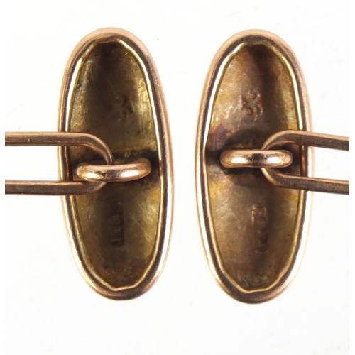 322 - Pair of 9ct gold cufflinks with chased decoration, 2cm in length, 4.0g