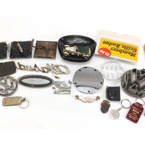 1073 - Automobilia including car badges and an ashtray