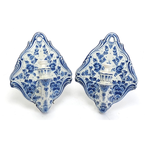 1091 - Pair of Delft wall sconces hand painted with flowers, and a Wedgwood strawberry set, the largest 26.... 