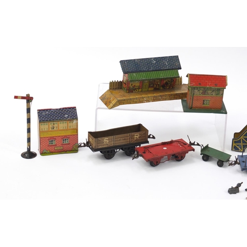 719 - Hornby O gauge tinplate clockwork model railway and accessories including Southern 126 locomotive