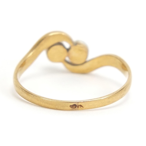 1059 - Unmarked gold pearl crossover ring, size N, 1.36g