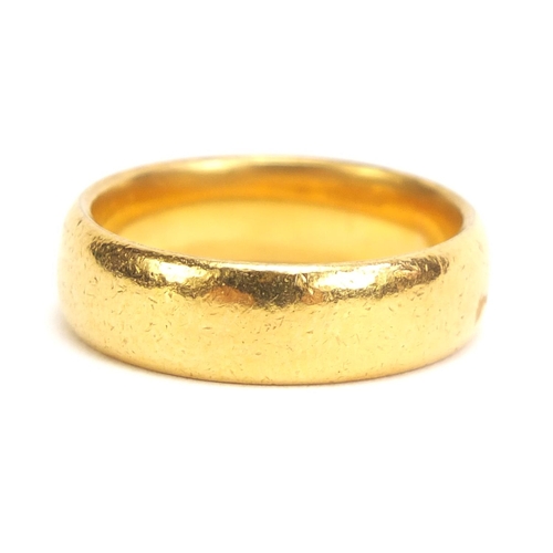 436 - 22ct gold wedding band, size M, 8.0g