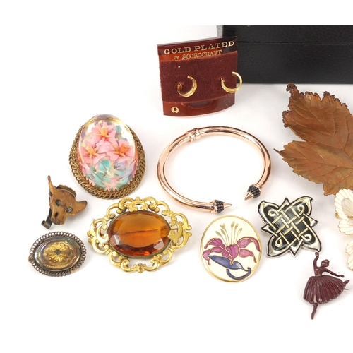 1069 - Vintage and later costume jewellery brooches, gold plated earrings and an Italian gold coloured meta... 