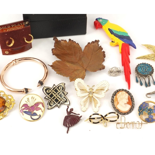 1069 - Vintage and later costume jewellery brooches, gold plated earrings and an Italian gold coloured meta... 