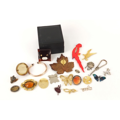 1069 - Vintage and later costume jewellery brooches, gold plated earrings and an Italian gold coloured meta... 