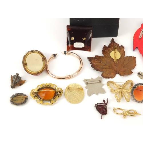 1069 - Vintage and later costume jewellery brooches, gold plated earrings and an Italian gold coloured meta... 