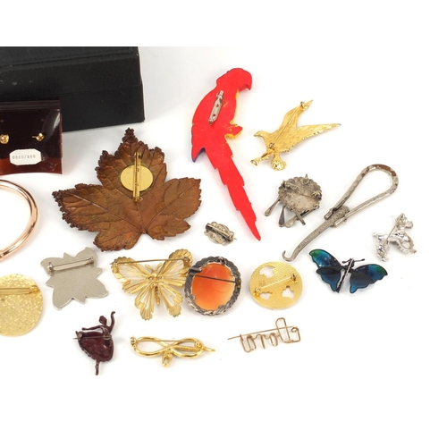 1069 - Vintage and later costume jewellery brooches, gold plated earrings and an Italian gold coloured meta... 